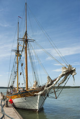 Fototapeta na wymiar old ship at the marina