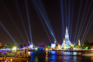 Fototapeta premium Lighting effects at Wat Arun Temple in the night, Bangkok, Thail
