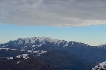 Fototapeta premium Montanha, céu e nuvens