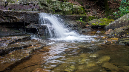 Fototapeta na wymiar Picture of small waterfall
