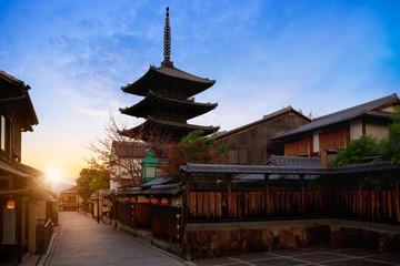 Obraz premium Pagoda Yasaka i ulica Sannen Zaka rano, Kioto, Japonia