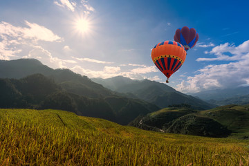 Obraz premium Rice fields on terraced of Mu Cang Chai, YenBai, Vietnam. Rice fields prepare the harvest at Northwest Vietnam.Vietnam landscapes.
