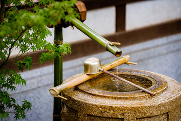 Obraz premium Ritualistic water fountain for cleansing and purifying before praying in Japanese temple