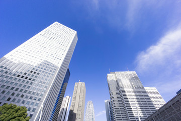 Obraz premium 新宿高層ビル街 快晴 青空 見上げる コピースペース