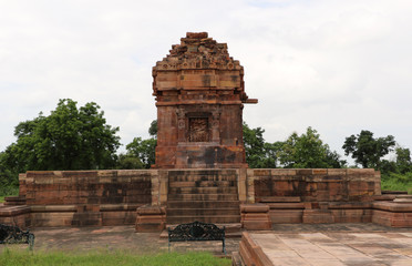 Dashavatara Vishnu Temple of 320-600 AD, is one of the earliest Hindu stone temples to still survive today; shows the beauty of the contemporary architecture.