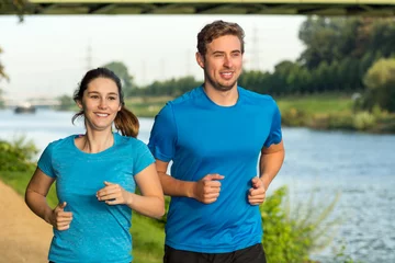 Abwaschbare Fototapete Joggen gemeinsam am rhein joggen