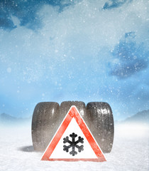 Drei Winterreifen im Schnee