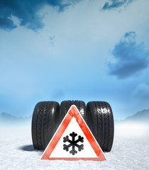 Drei Winterreifen im Schnee
