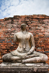 Fototapeta na wymiar Ayutthaya,Thailand, - September, 07, 2016 : Damaged buddha statu