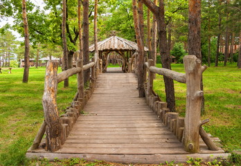 Obraz premium Wooden house with a bridge in the forest