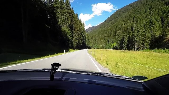 Zeitraffer Autofahrt in den Alpen Montafon