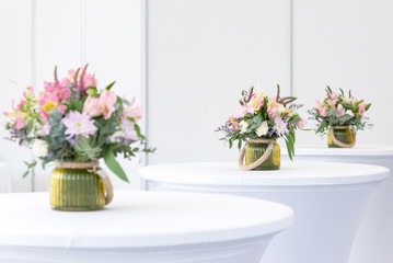 Fototapeta na wymiar beautiful flower arrangement on white festive tables