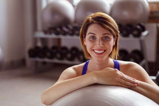 frau trainiert im fitnessstudio mit einem gymnastikball