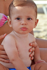 Madre compartiendo con su bebe en la playa.