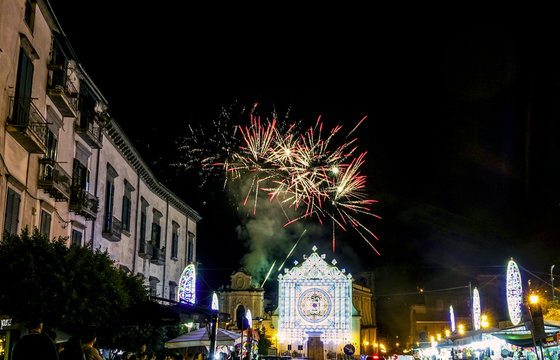 Festa patronale di Maria santissima Regina Incoronata dell'Olmo a Cava de' Tirreni con fuochi d'artificio e faville 7