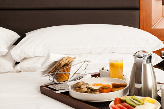 room service fr&uuml;hst&uuml;ck im Hotelzimmer