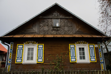 Drewniany dom z okiennicami - obrazy, fototapety, plakaty