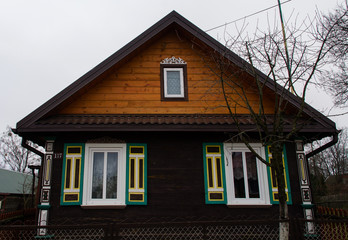Dom drewniany z okiennicami