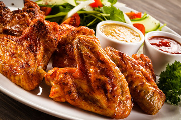 Grilled chicken wings and vegetables 