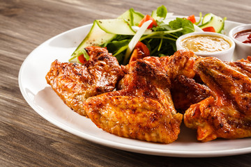 Fototapeta premium Grilled chicken wings and vegetables 