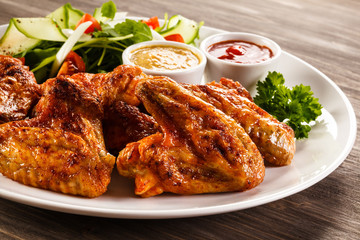 Grilled chicken wings and vegetables 