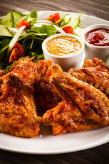 Grilled chicken wings and vegetables 