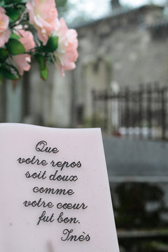 Plaque funŽraire. "Que votre repos soit doux comme votre coeur."