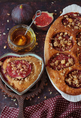 Cake with figs and almonds