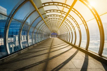 Foto auf Acrylglas Tunnel Leerer Tunnel mit bei Sonnenuntergang beleuchtetem Fußweg