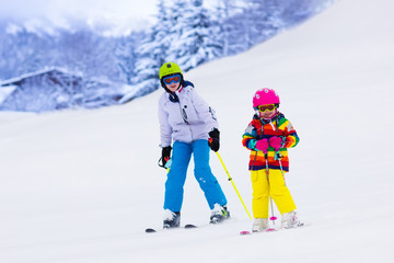 Fototapeta na wymiar Kids skiing in the mountains