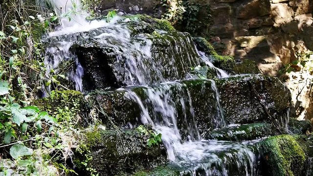 Kleiner Wasserfall am Teich