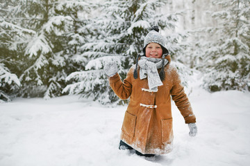Fototapeta premium Boy with snowball