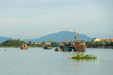 Obraz premium Floating boats on Thu Bon river near ancient Hoi An