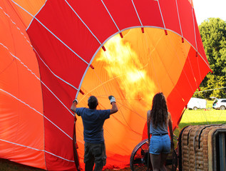Heißluftballon wird mit Gasflamme aufgebläht , Hot-air balloon
