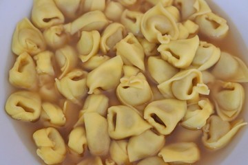 un bel piatto di tortellini in brodo!!! L'Emilia Romagna in tavola