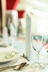Wasserglas auf gedecktem Tisch im Restaurant