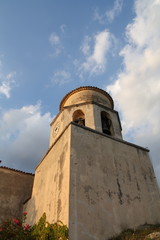 Fototapeta na wymiar Chiesa Italiana sopra monte in fase di tramonto