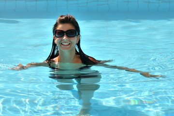 Portrait einer attraktiven Frau im Swimmingpool