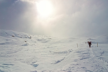 Fototapeta na wymiar Inverno, montagna innevata con escursionisti