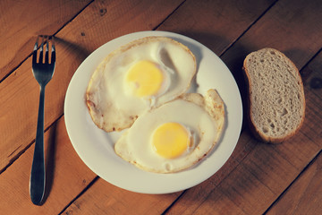 Fried egg with sliced bread and fork