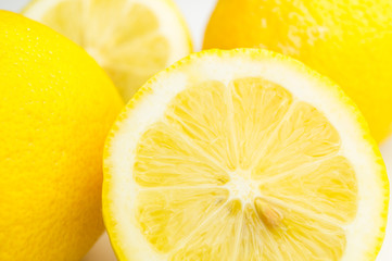 Frische saftige Zitronen. Halbierte Zitronen. Vitaminreiche Früchte. 