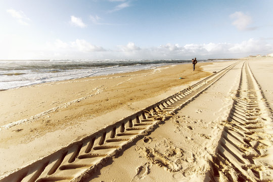 Ślady na plaży.