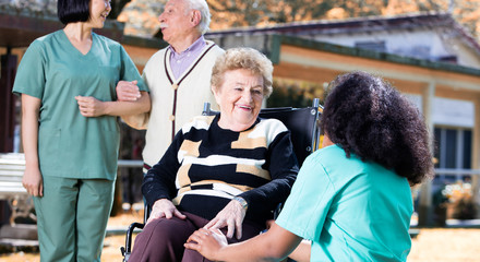 Obraz premium Happy people in rehab facility