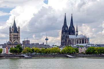 Domblick über den Rhein hinweg