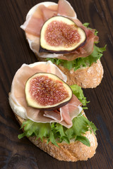 Bruschetta with prosciutto and figs