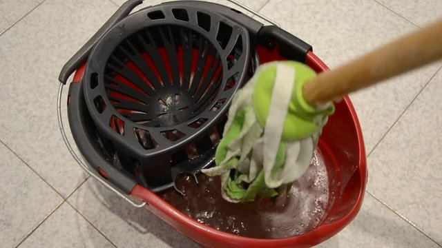 490 - mop to clean floors
