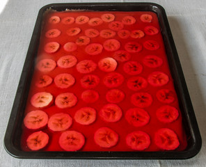 Smaczne ciasto z galaretą i bananami własnego domowego wypieku