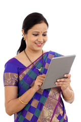 Obraz premium Traditional Indian woman using a tablet computer