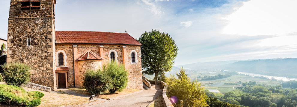 Panorama sur la vallée du Rhône et l'église Notre-Dame-de-Semons