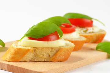 Mozzarela tomato canapes
